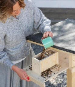 Dehner Natura Futterhaus Karwendel, Natur, Inkl. Ständer, Ca. B84,3/H127,2/T84,3 Cm -Gartenmöbel Geschäft 6622872 6622898 6622906 6622922 WE MO 004 NVHRofanKarwendel