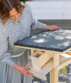 Dehner Natura Futterhaus Karwendel, Natur, Inkl. Ständer, Ca. B84,3/H127,2/T84,3 Cm -Gartenmöbel Geschäft 6622872 6622898 6622906 6622922 WE MO 008 NVHRofanKarwendel