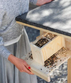 Dehner Natura Futterhaus Karwendel, Natur, Inkl. Ständer, Ca. B84,3/H127,2/T84,3 Cm -Gartenmöbel Geschäft 6622872 6622898 6622906 6622922 WE MO 012 NVHRofanKarwendel